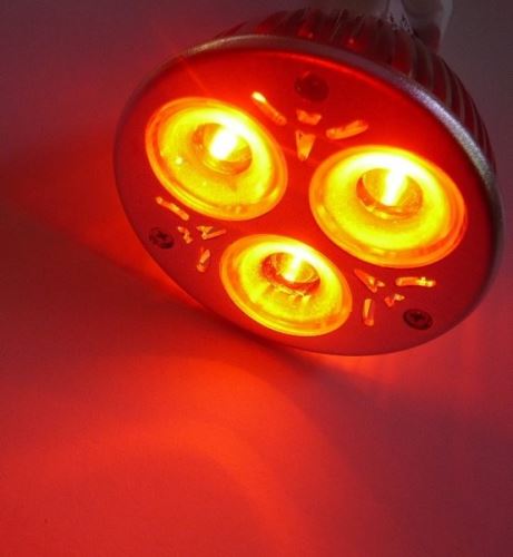 Barevná LED žárovka červená 3W rozptyl světla 60° MR16 AC/DC 12V