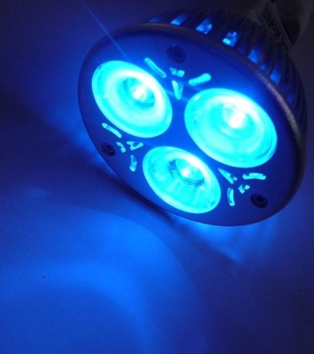 Barevná LED žárovka modrá 3W rozptyl světla 60° MR16 AC/DC 12V