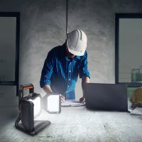 SOLIGHT WM-30W-RE LED stavební reflektor 30W přenosný nabíjecí 3000lm DW oranžovo-černý IP54 2-10hodin (1)