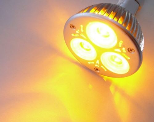 Barevná LED žárovka žlutá 3W rozptyl světla 60° MR16 AC/DC 12V